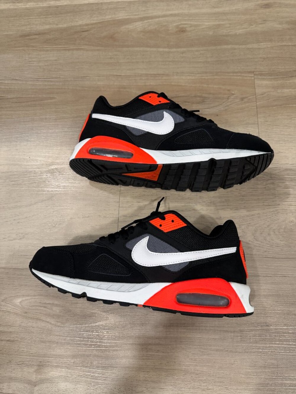 Nike Air Max IVO Black Total Crimson Men's 9.5 Sneakers 580518-016 Running